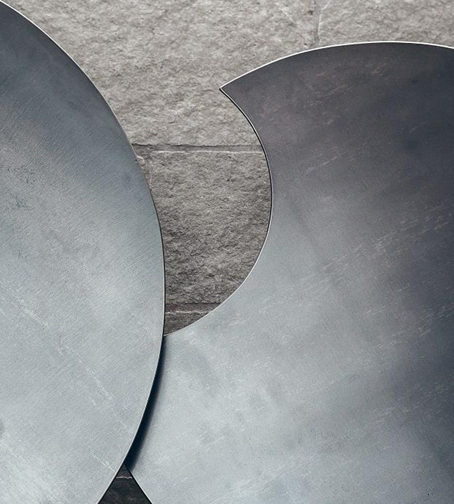 https://a.1stdibscdn.com/raw-steel-round-set-of-2-coffee-table-for-sale-picture-3/f_14282/1555067527235/Sans_titre_3_master.jpg