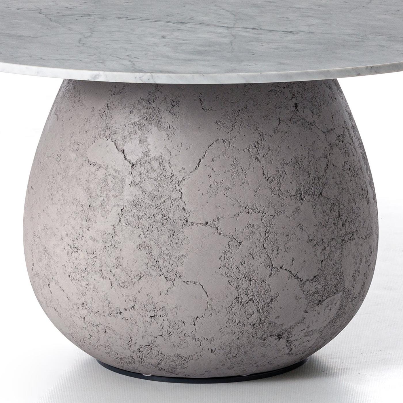 https://a.1stdibscdn.com/concrete-round-table-for-sale-picture-3/f_14282/f_293668321656584706262/Sans_titre_3_master.jpg
