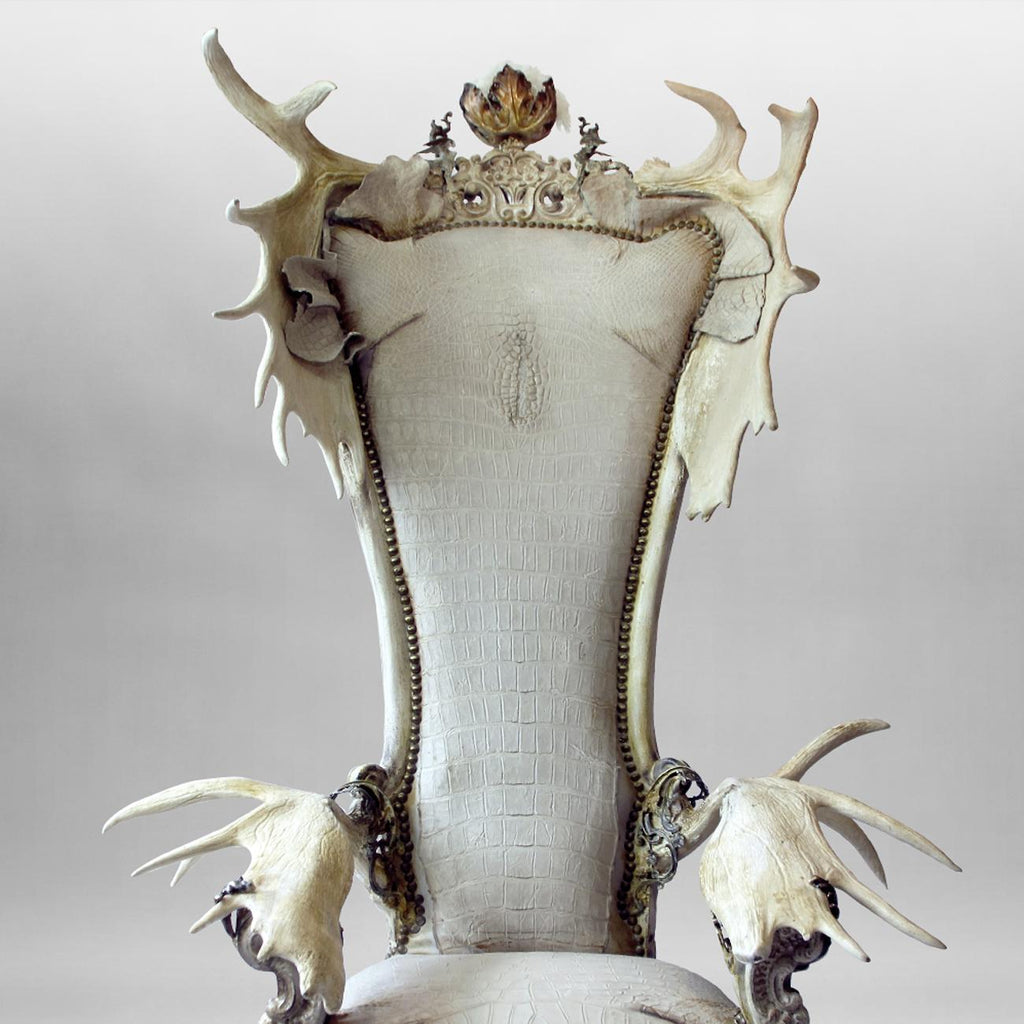 https://a.1stdibscdn.com/white-alligator-throne-with-natural-moose-antler-for-sale-picture-4/f_14282/1553788859610/Sans_titre_3_master.jpg