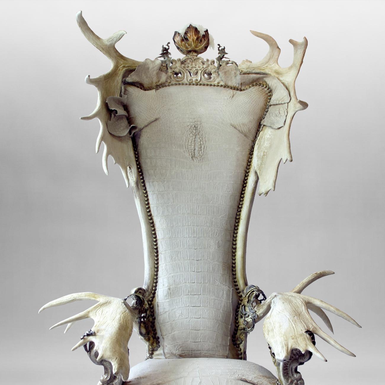 https://a.1stdibscdn.com/white-alligator-throne-with-natural-moose-antler-for-sale-picture-4/f_14282/1553788859610/Sans_titre_3_master.jpg