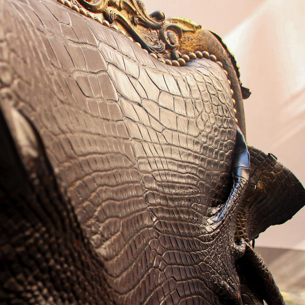 https://a.1stdibscdn.com/royal-black-croco-throne-for-sale-picture-5/f_14282/1569574800893/Sans_titre_4_master.jpg