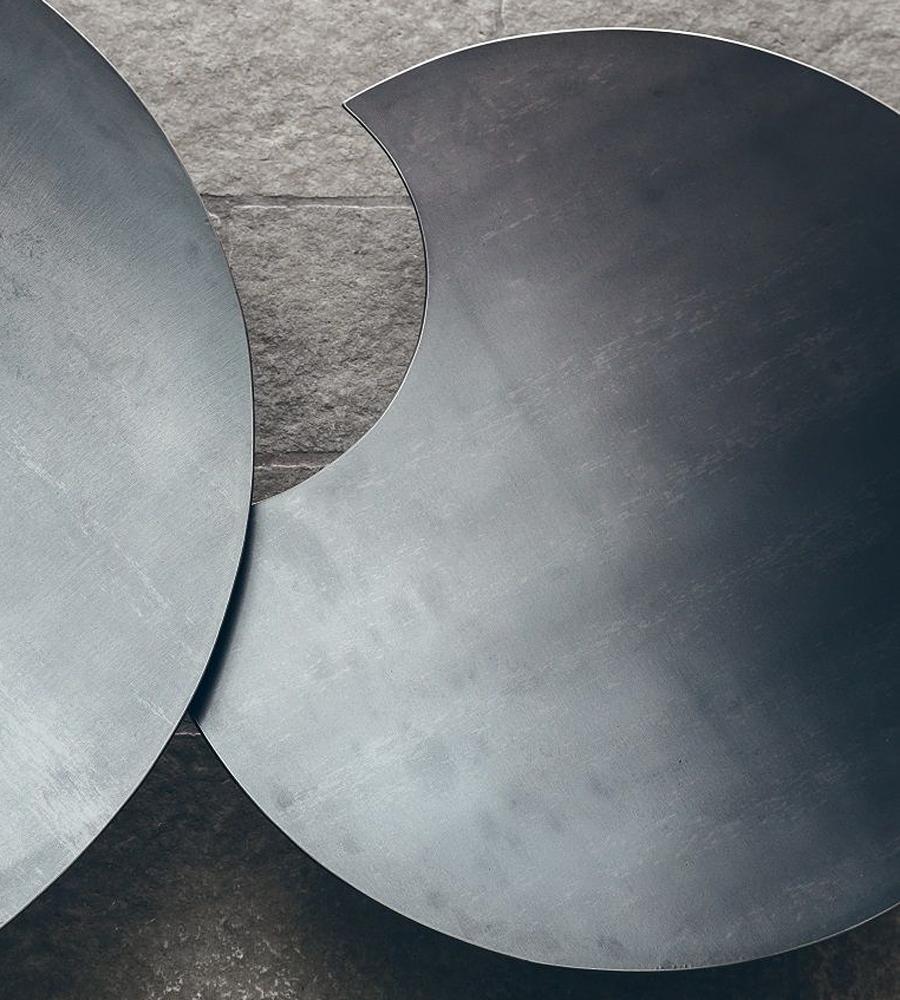 https://a.1stdibscdn.com/raw-steel-round-set-of-2-coffee-table-for-sale-picture-4/f_14282/1555067529208/Sans_titre_4_master.jpg