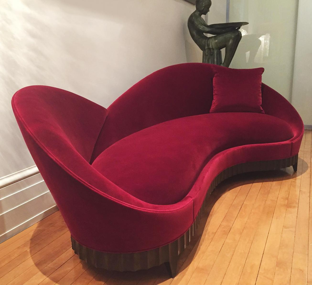 https://a.1stdibscdn.com/red-heart-sofa-with-solid-mahogany-and-red-velvet-fabric-for-sale-picture-5/f_14282/1543506010854/Sans_titre_5_master.jpg