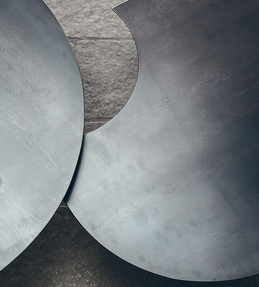 https://a.1stdibscdn.com/raw-steel-round-set-of-2-coffee-table-for-sale-picture-5/f_14282/1555067530846/Sans_titre_5_master.jpg