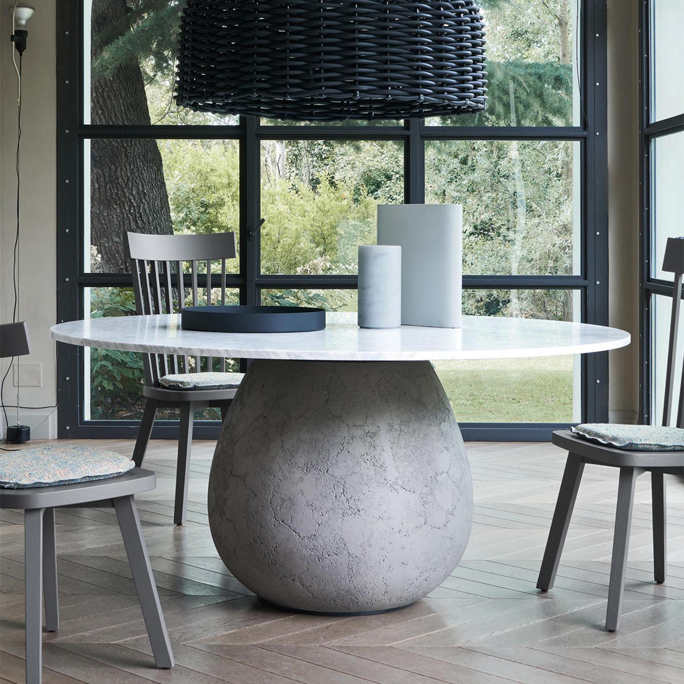 https://a.1stdibscdn.com/concrete-round-table-for-sale-picture-5/f_14282/f_293668321656584706652/Sans_titre_5_master.jpg