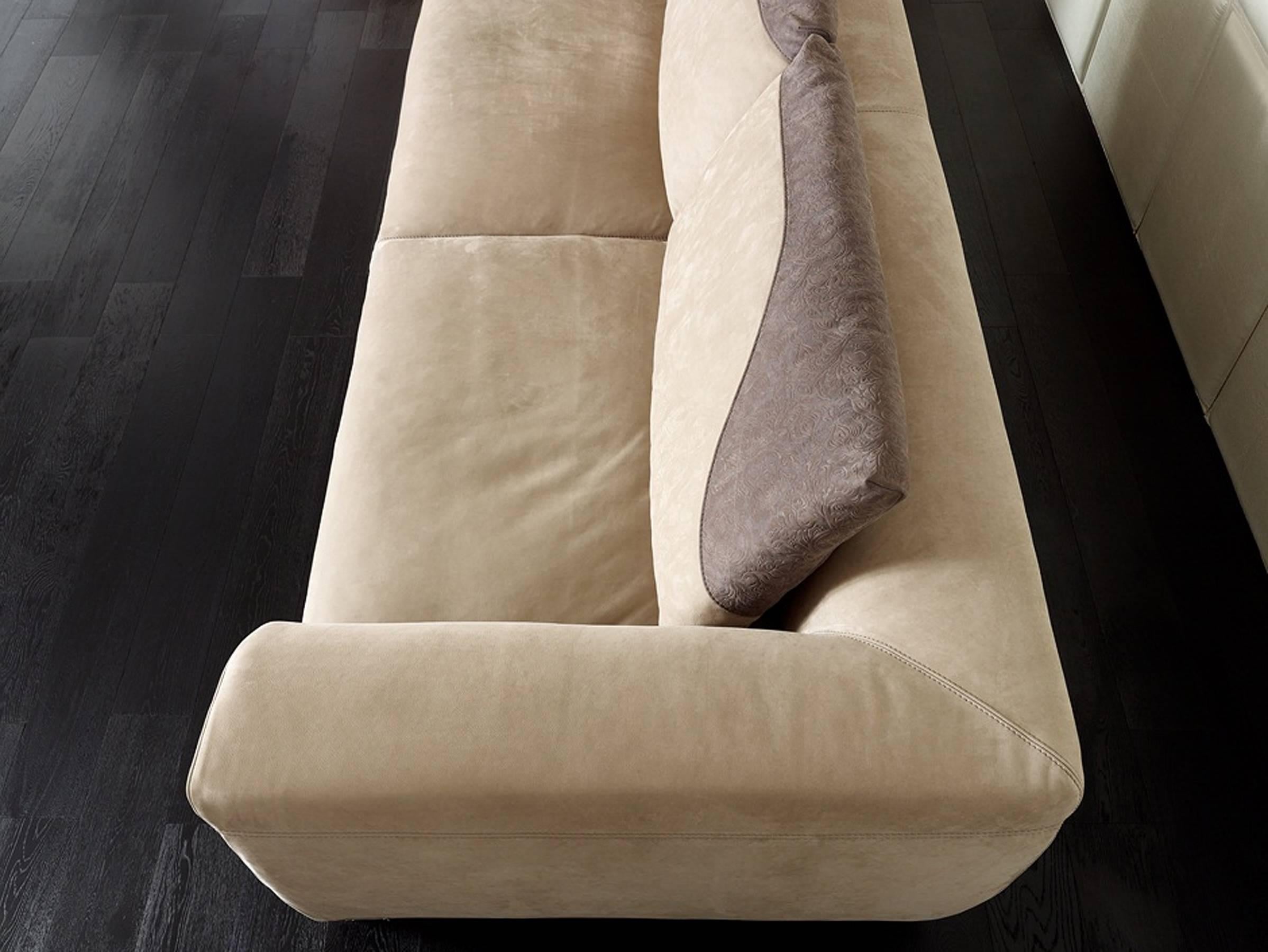https://a.1stdibscdn.com/atlanta-sofa-with-leather-and-shiny-steel-details-for-sale-picture-6/f_14282/f_237407621620770603084/Sans_titre_6_master.jpg