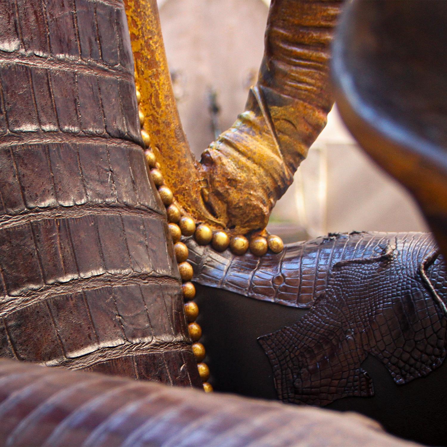 https://a.1stdibscdn.com/royal-black-croco-throne-for-sale-picture-7/f_14282/1569574802795/Sans_titre_6_master.jpg