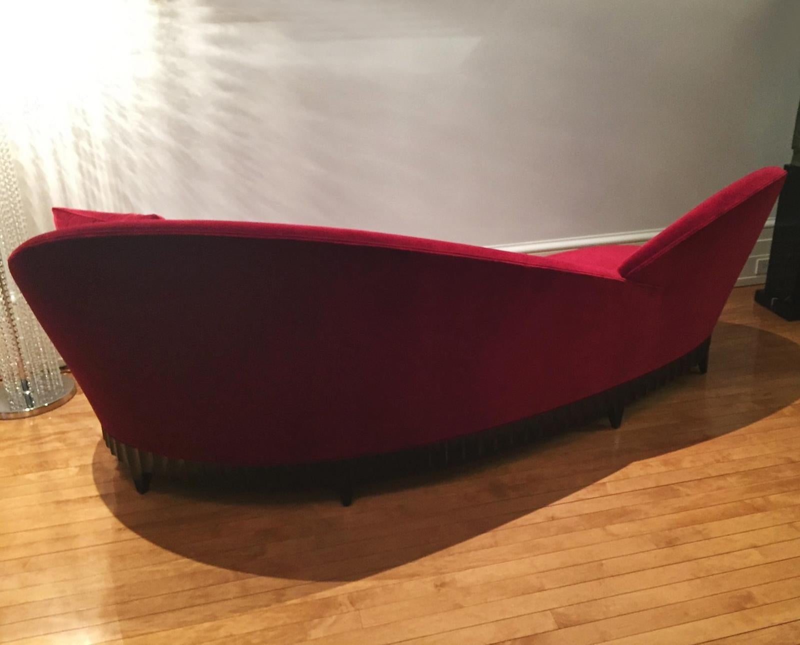 https://a.1stdibscdn.com/red-heart-sofa-with-solid-mahogany-and-red-velvet-fabric-for-sale-picture-6/f_14282/1543506009609/Sans_titre_6_master.jpg