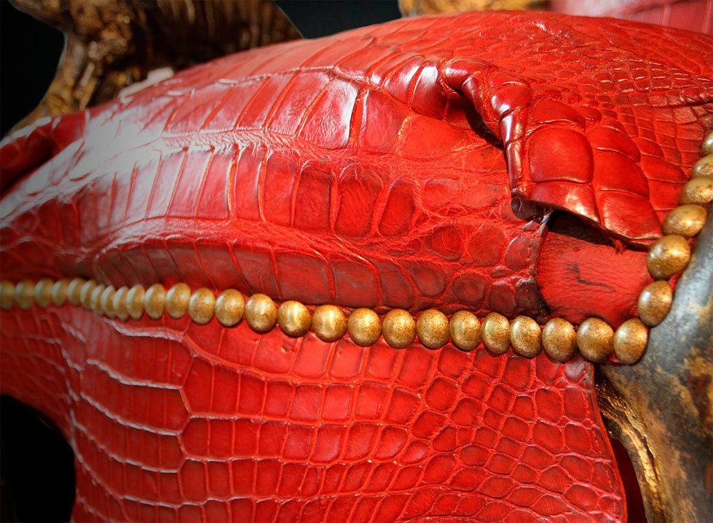 https://a.1stdibscdn.com/red-crocodile-armchair-with-kudu-horns-for-sale-picture-7/f_14282/f_153264721562160795450/Sans_titre_6_master.jpg