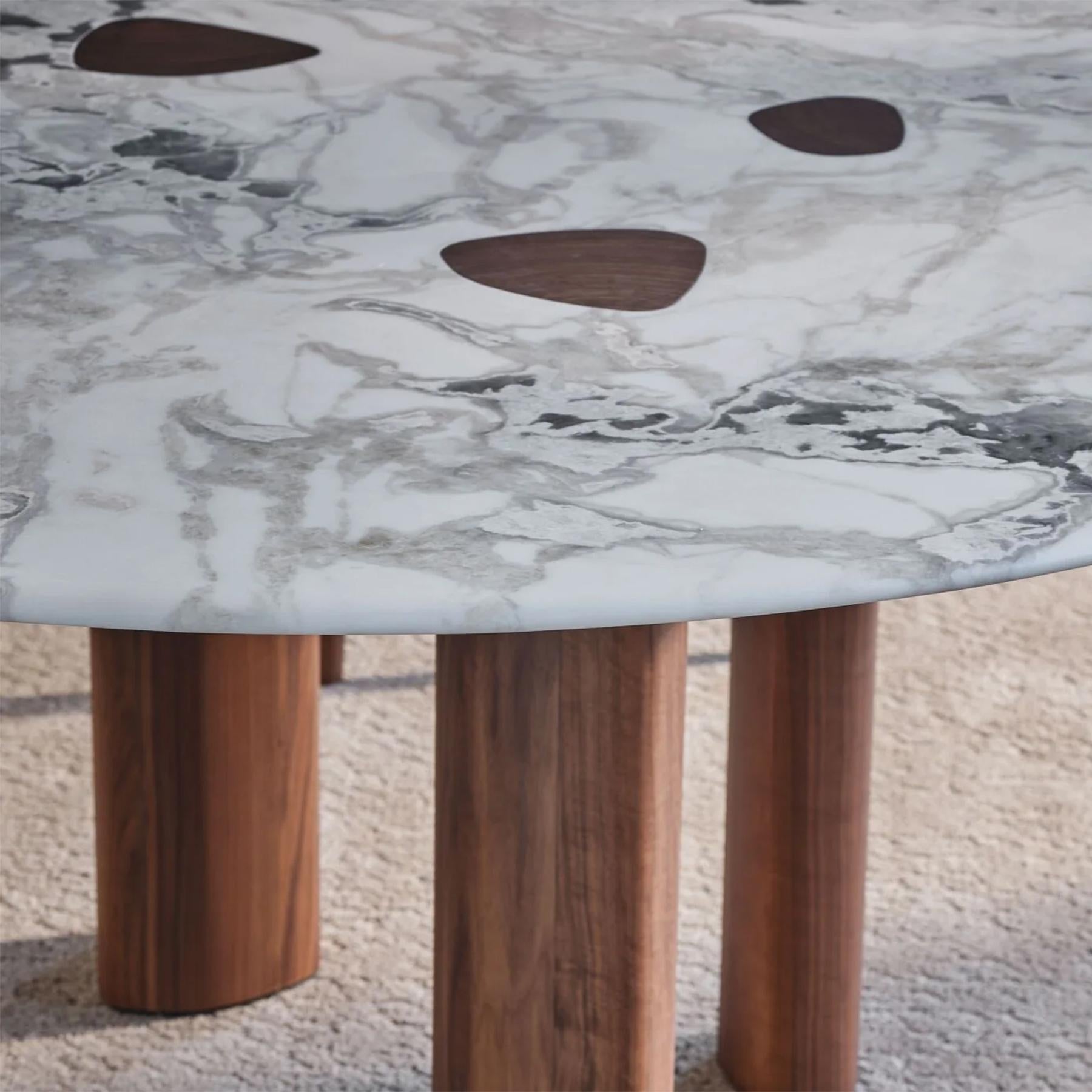 https://a.1stdibscdn.com/marbelesa-walnut-round-dining-table-for-sale-picture-6/f_14282/f_461877421754656604704/Sans_titre_6_master.jpg