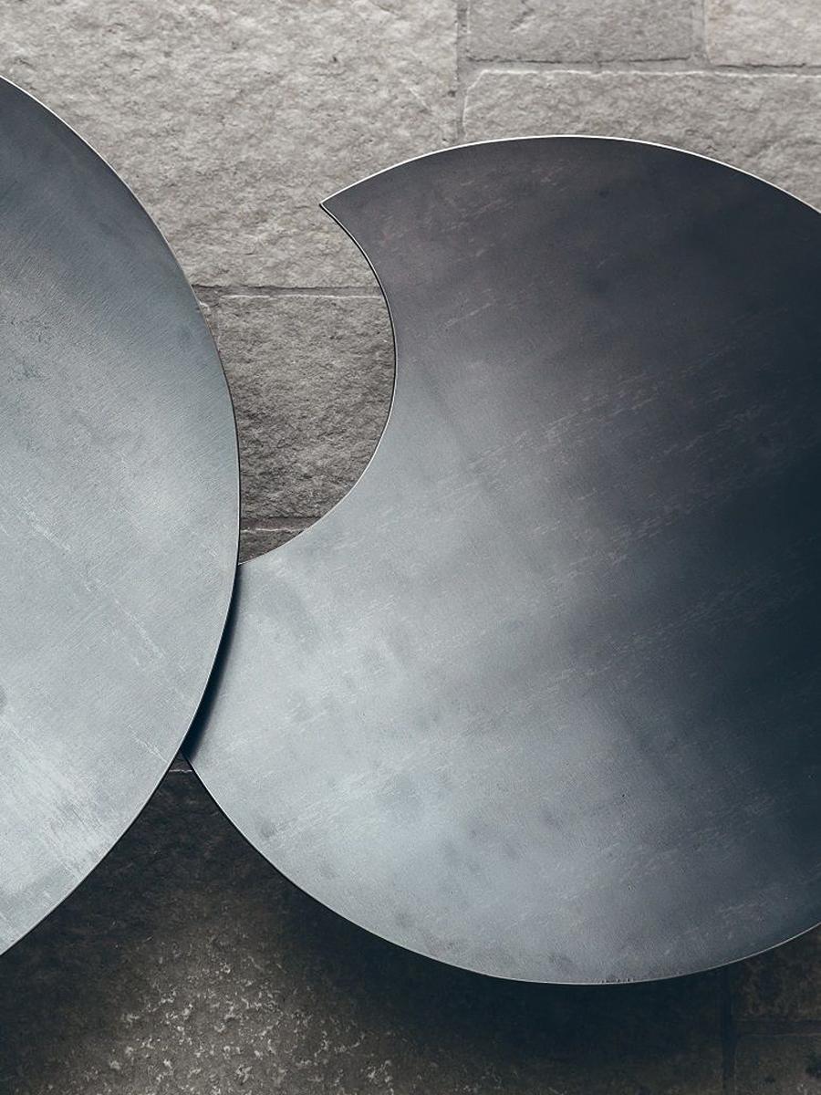 https://a.1stdibscdn.com/raw-steel-round-set-of-2-coffee-table-for-sale-picture-6/f_14282/1555067527892/Sans_titre_6_master.jpg