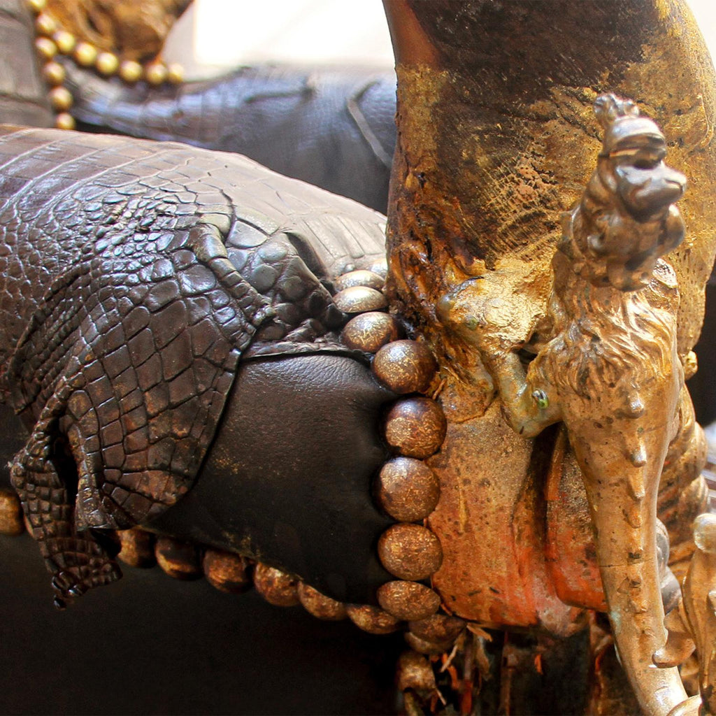 https://a.1stdibscdn.com/royal-black-croco-throne-for-sale-picture-8/f_14282/1569574805627/Sans_titre_7_master.jpg