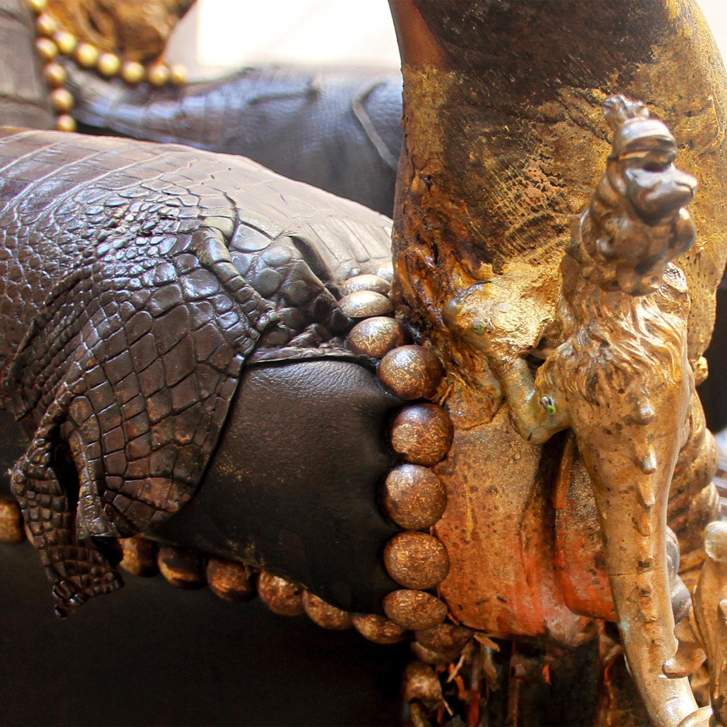 https://a.1stdibscdn.com/royal-black-croco-throne-for-sale-picture-8/f_14282/1569574805627/Sans_titre_7_master.jpg