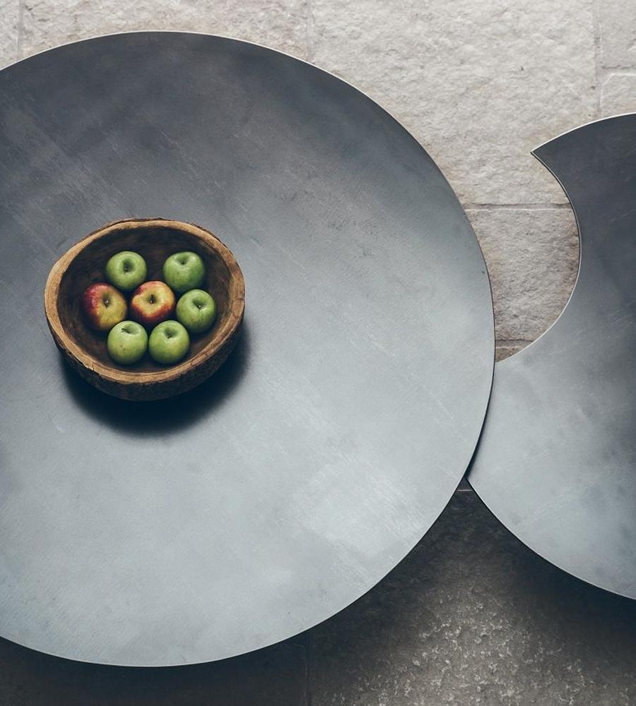 https://a.1stdibscdn.com/raw-steel-round-set-of-2-coffee-table-for-sale-picture-7/f_14282/1555067528521/Sans_titre_7_master.jpg