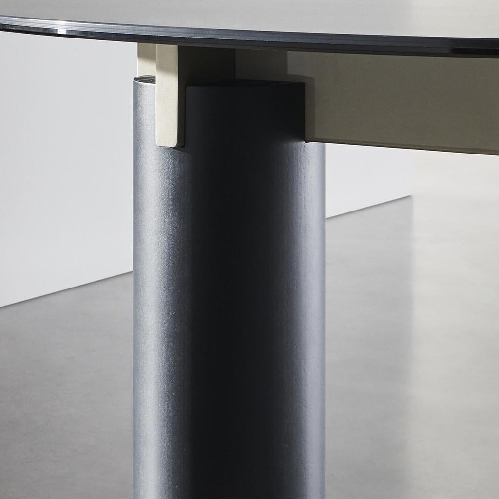 https://a.1stdibscdn.com/sober-round-dining-table-for-sale-picture-7/f_14282/f_303009221662477382358/Sans_titre_7_master.jpg