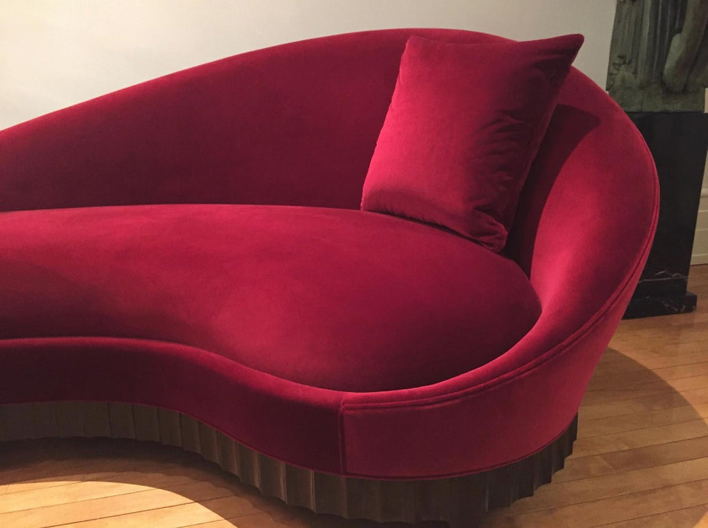 https://a.1stdibscdn.com/red-heart-sofa-with-solid-mahogany-and-red-velvet-fabric-for-sale-picture-7/f_14282/1543506012274/Sans_titre_7_master.jpg