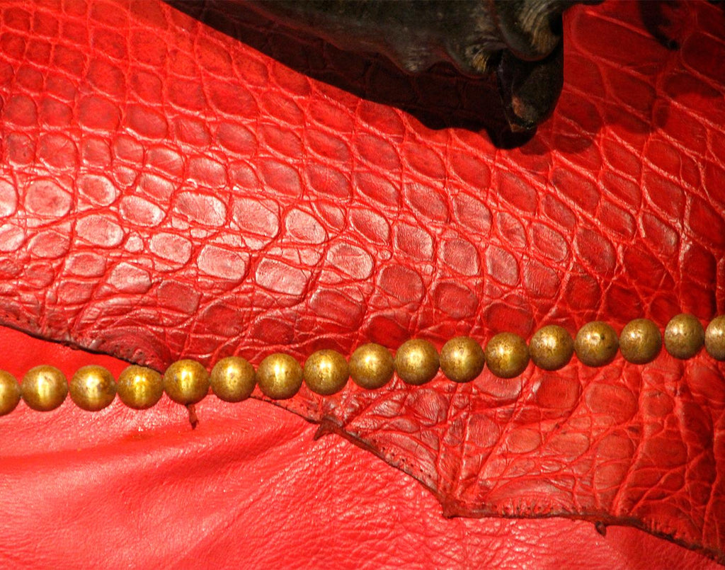 https://a.1stdibscdn.com/red-crocodile-armchair-with-kudu-horns-for-sale-picture-9/f_14282/f_153264721562160797807/Sans_titre_8_master.jpg