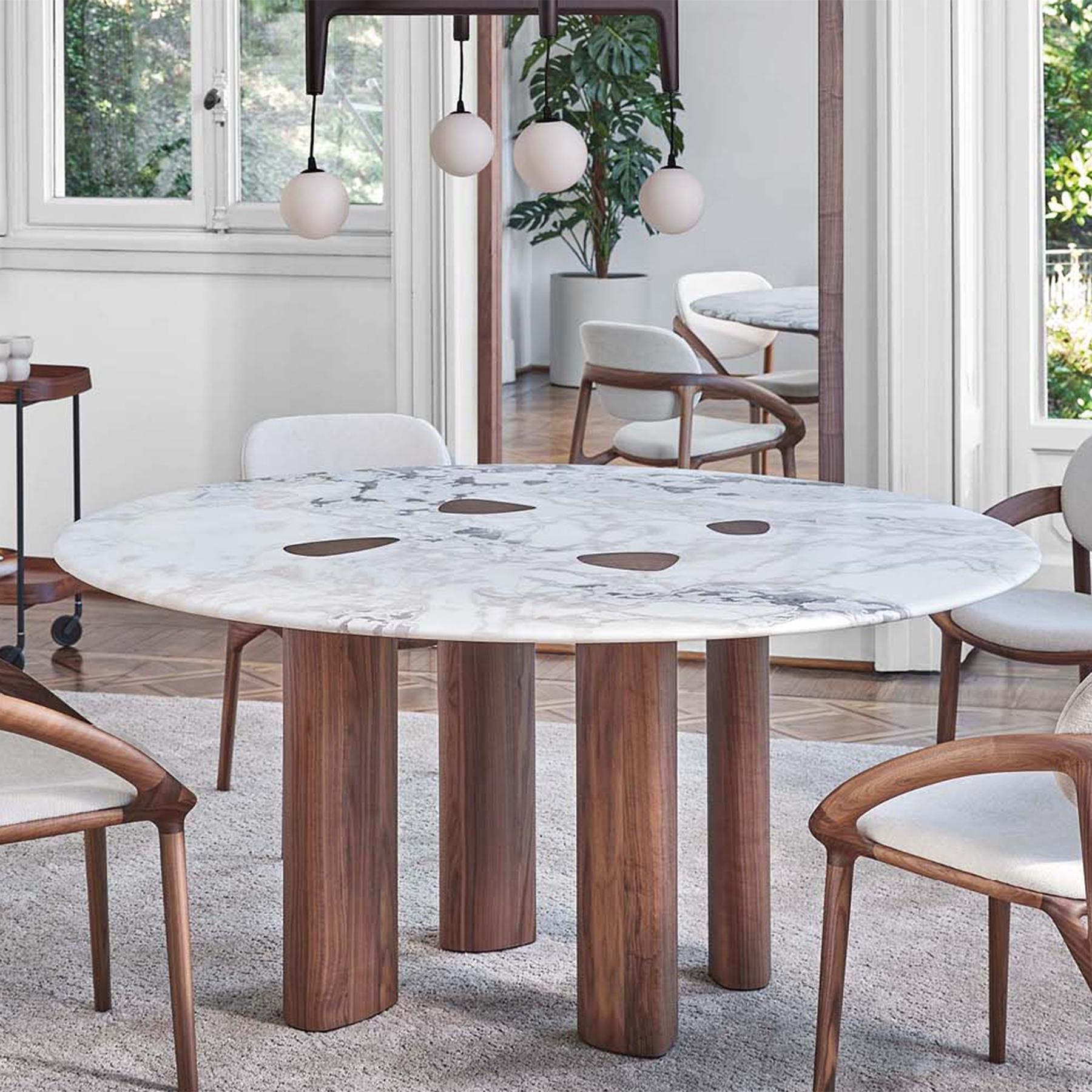 https://a.1stdibscdn.com/marbelesa-walnut-round-dining-table-for-sale-picture-8/f_14282/f_461877421754656605191/Sans_titre_8_master.jpg