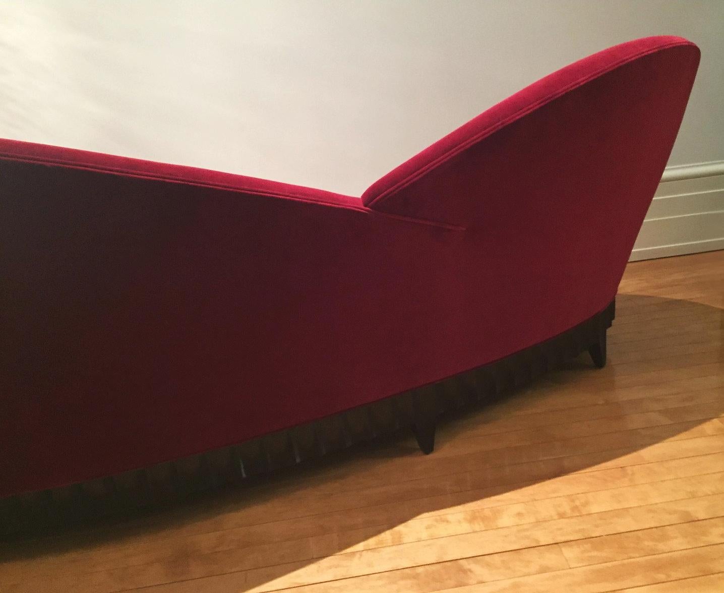 https://a.1stdibscdn.com/red-heart-sofa-with-solid-mahogany-and-red-velvet-fabric-for-sale-picture-8/f_14282/1543506010278/Sans_titre_8_master.jpg