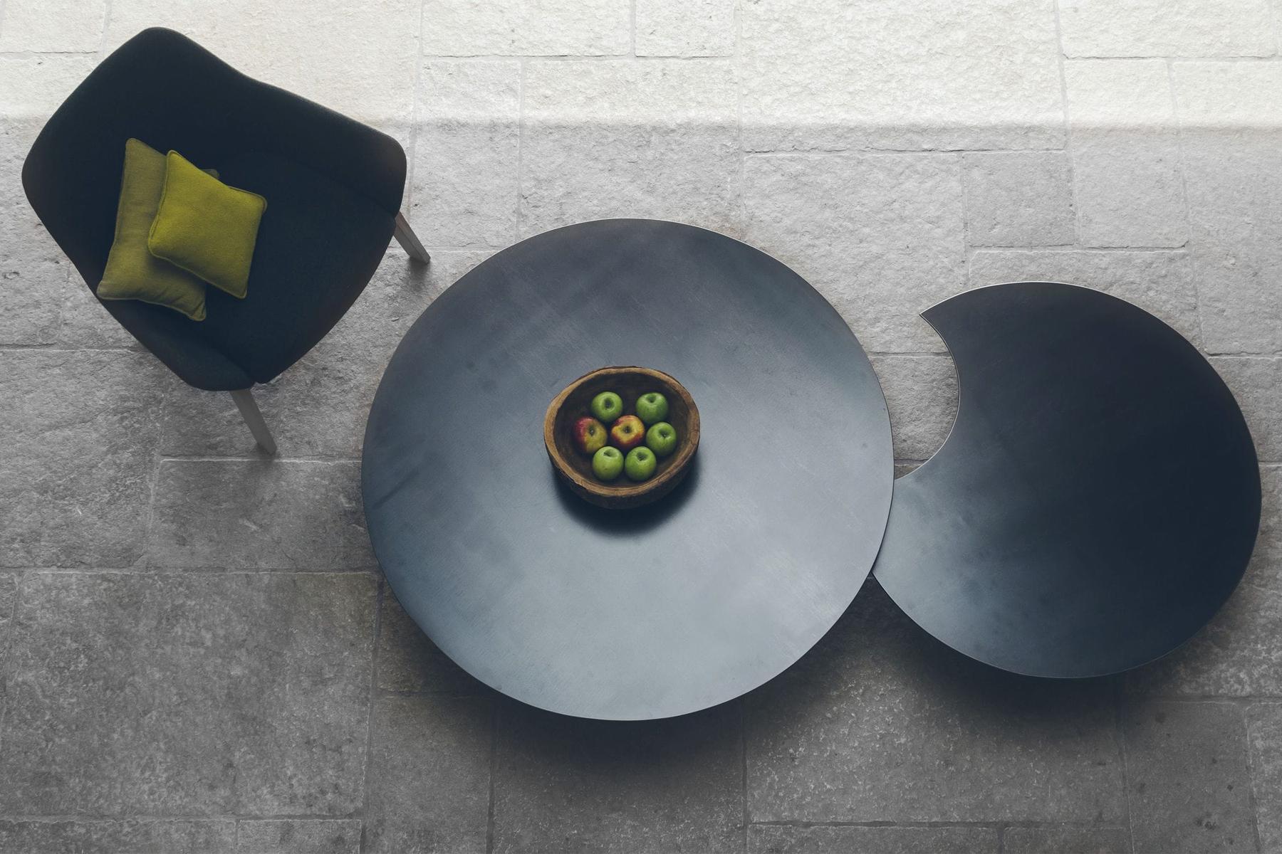 https://a.1stdibscdn.com/raw-steel-round-set-of-2-coffee-table-for-sale-picture-8/f_14282/1555067529998/Sans_titre_8_master.jpg