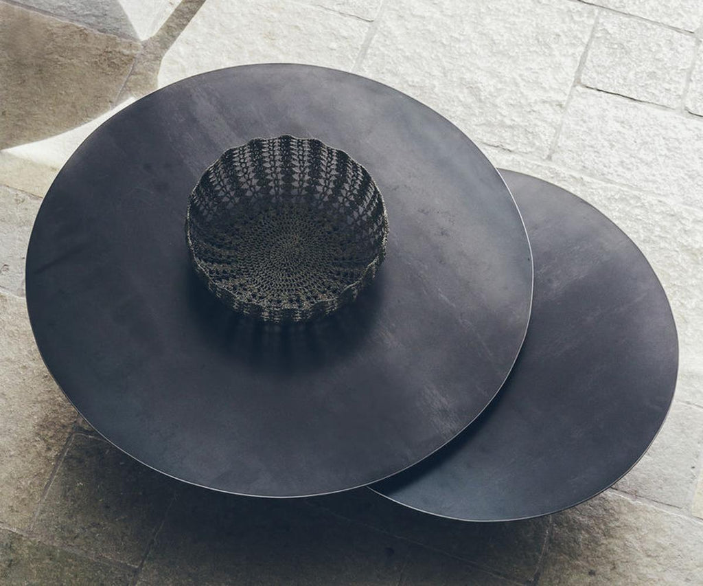 https://a.1stdibscdn.com/raw-steel-round-set-of-2-coffee-table-for-sale-picture-9/f_14282/1555067532324/Sans_titre_9_master.jpg