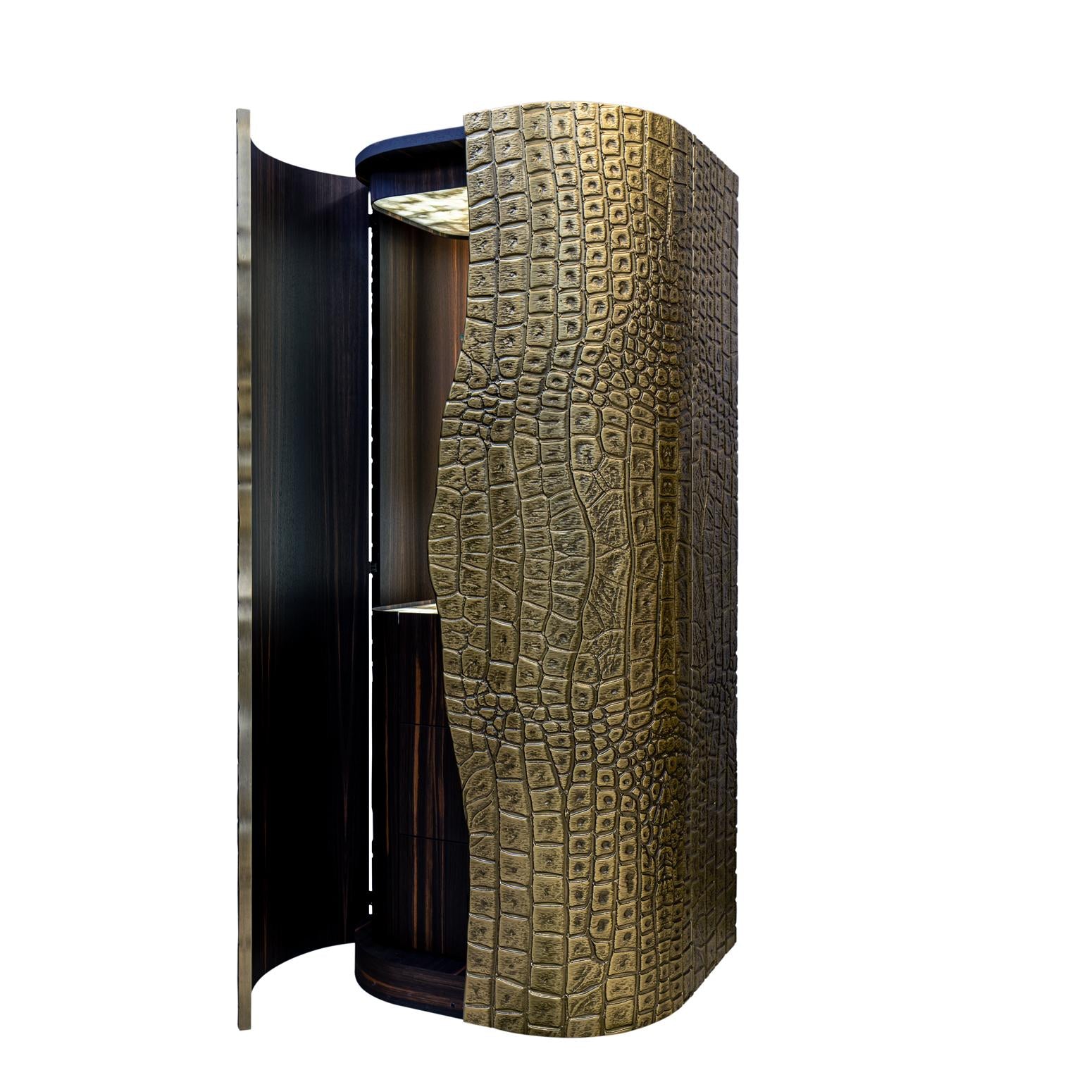 https://a.1stdibscdn.com/modern-brass-finish-luxury-bar-cabinet-in-stock-available-for-sale-picture-3/f_55202/f_421893321730889871406/Savage_1stDibs_3_master.jpg