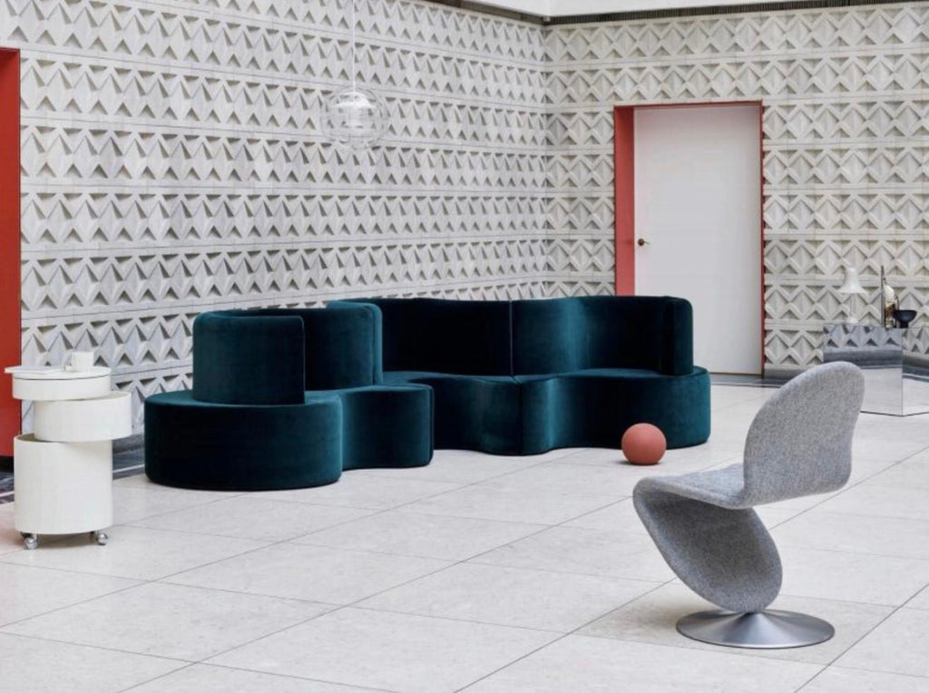 https://a.1stdibscdn.com/verner-panton-cloverleaf-sofa-3-parts-in-harald-3-982-by-kvadrat-for-verpan-for-sale-picture-2/f_58922/f_298905421659865545804/Schermafbeelding_2022_08_07_om_11_44_41_master.jpg