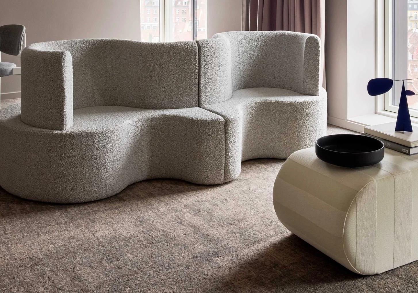 https://a.1stdibscdn.com/verner-panton-cloverleaf-sofa-3-parts-in-harald-3-982-by-kvadrat-for-verpan-for-sale-picture-4/f_58922/f_298905421660326882306/Schermafbeelding_2022_08_12_om_19_53_18_master.jpg