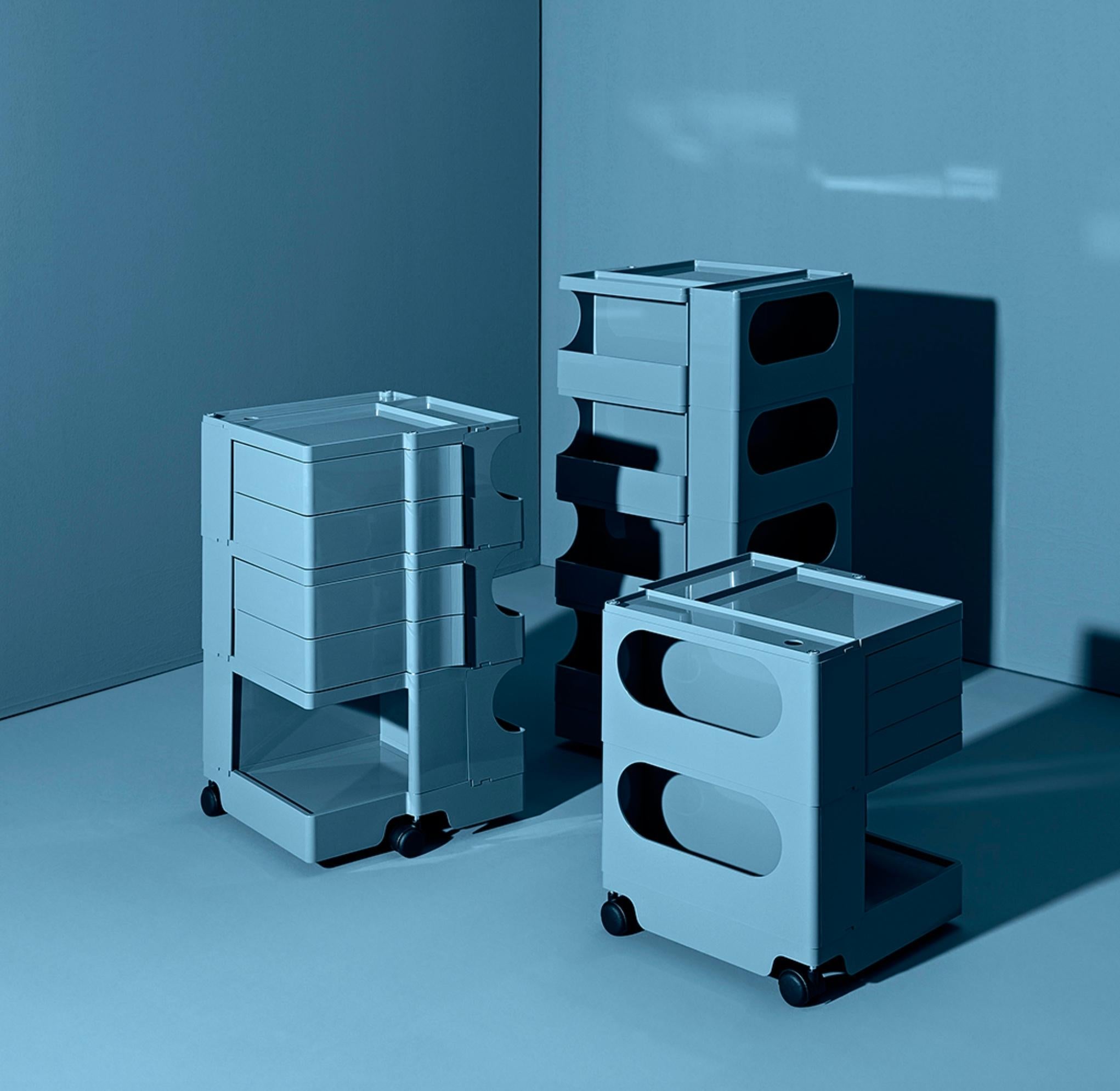 https://a.1stdibscdn.com/joe-colombo-boby-trolley-1970-size-m-with-6-drawers-in-white-for-b-line-for-sale-picture-3/f_58922/f_346419521686123777864/Schermafbeelding_2023_04_10_om_16_33_31_master.jpg