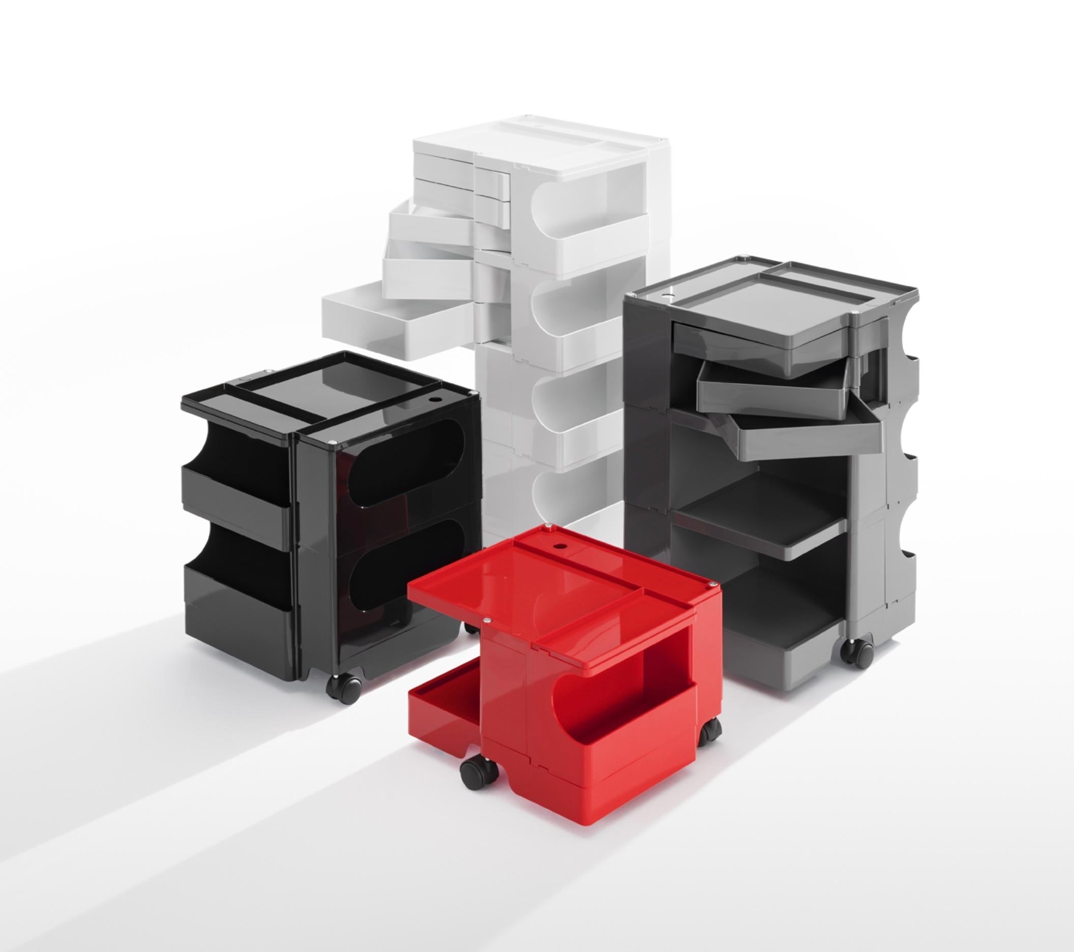 https://a.1stdibscdn.com/joe-colombo-boby-trolley-1970-size-l-with-5-drawers-in-white-for-b-line-for-sale-picture-4/f_58922/f_348523621687245174025/Schermafbeelding_2023_04_10_om_16_33_51_master.jpg