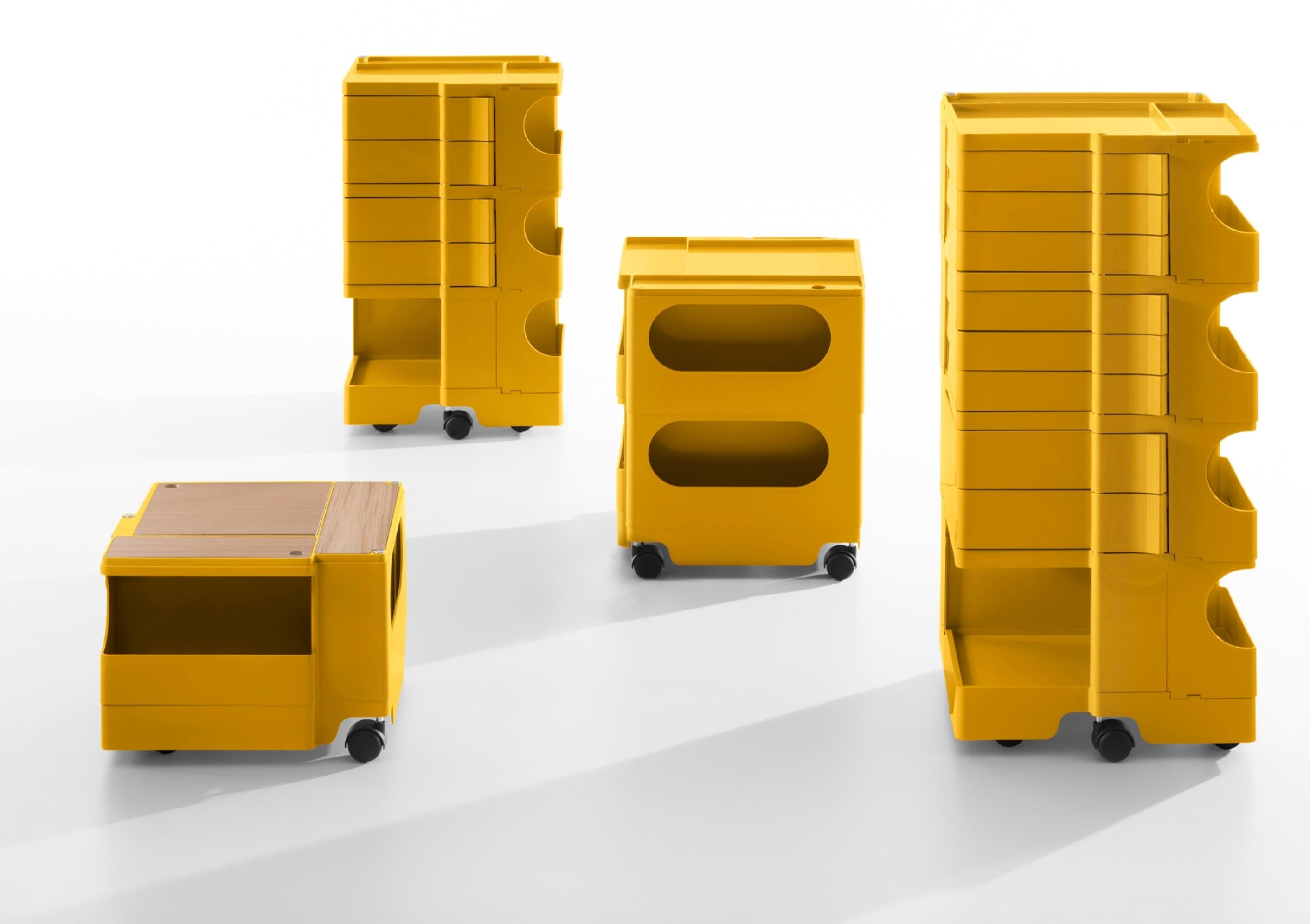 https://a.1stdibscdn.com/joe-colombo-boby-trolley-1970-size-m-with-6-drawers-in-white-for-b-line-for-sale-picture-2/f_58922/f_346419521686123777038/Schermafbeelding_2023_04_10_om_16_34_10_master.jpg
