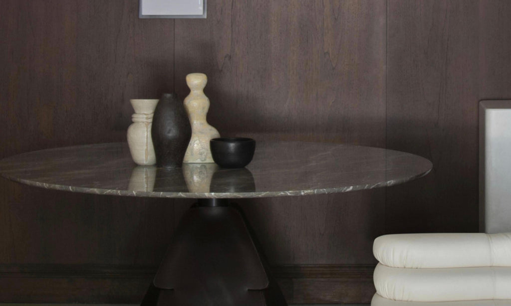 https://a.1stdibscdn.com/de-sede-ds-615-dining-table-in-cigarro-leather-and-sahara-noir-stone-top-180cm-for-sale-picture-3/f_58922/f_432776621737551463140/Schermafbeelding_2025_01_22_om_14_07_02_master.jpg