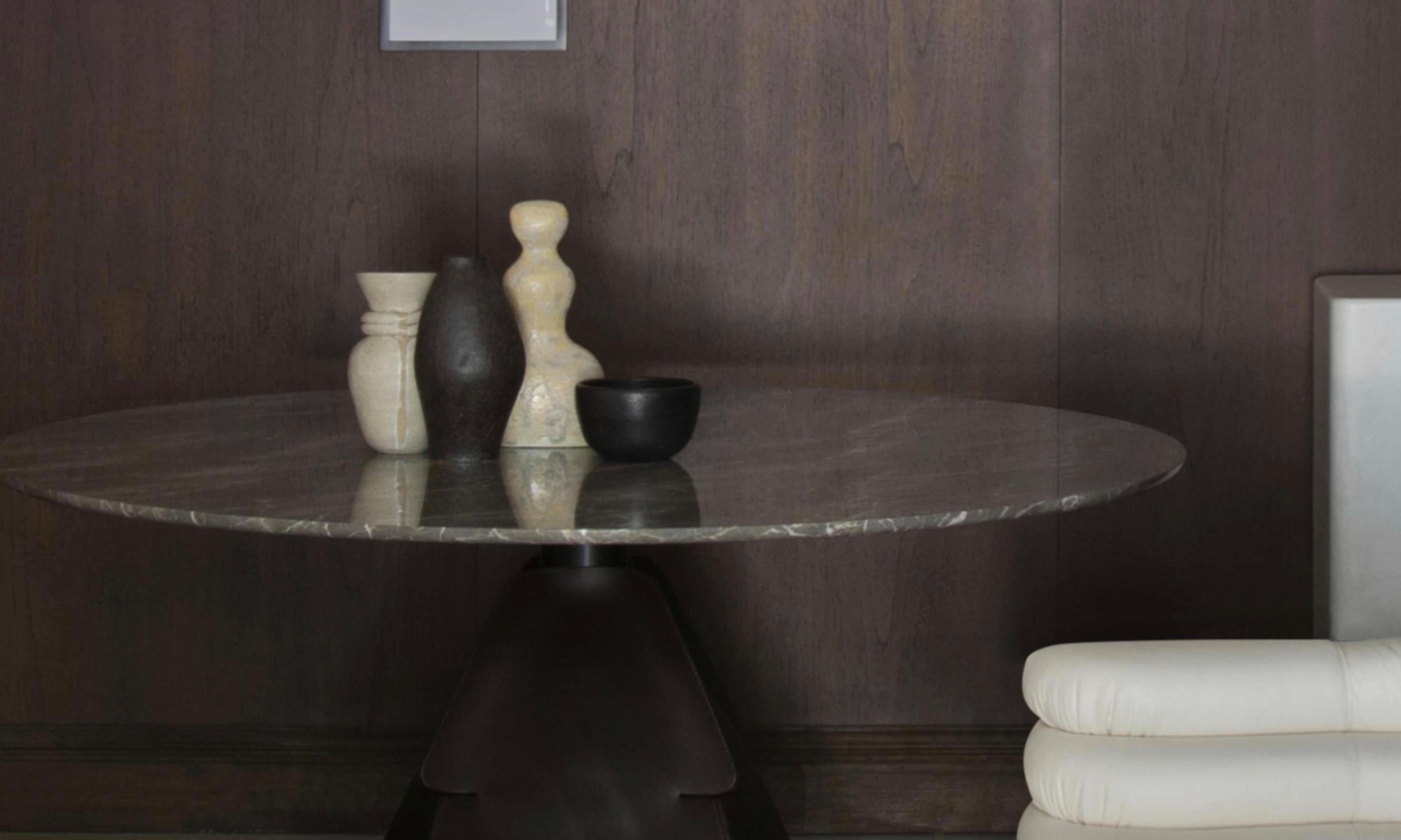 https://a.1stdibscdn.com/de-sede-ds-615-dining-table-in-cigarro-leather-and-sahara-noir-stone-top-180cm-for-sale-picture-3/f_58922/f_432776621737551463140/Schermafbeelding_2025_01_22_om_14_07_02_master.jpg