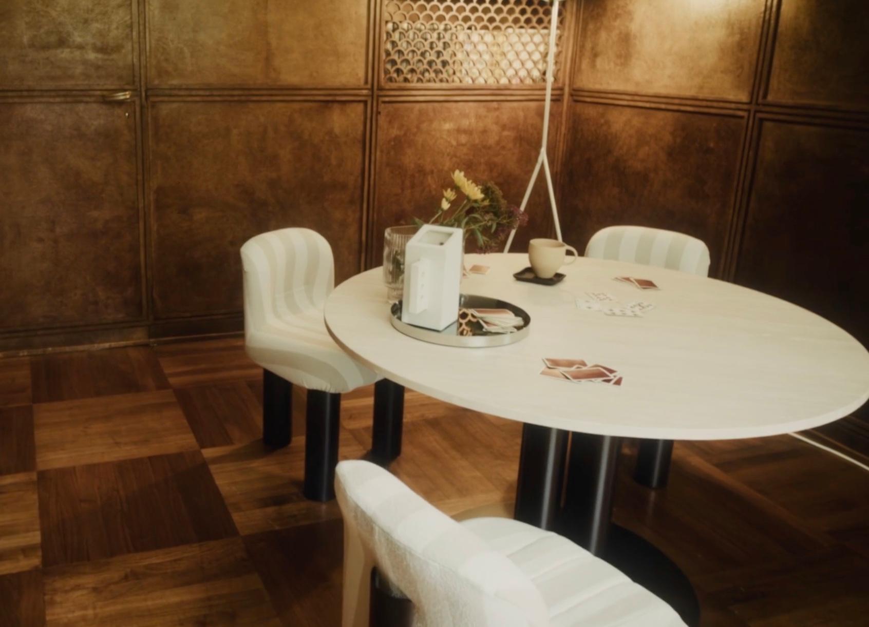 https://a.1stdibscdn.com/arflex-goya-dining-table-in-lacquered-metal-and-red-travertine-for-sale-picture-6/f_58922/f_440793721742216488432/Schermafbeelding_2025_03_17_om_14_00_46_master.jpg