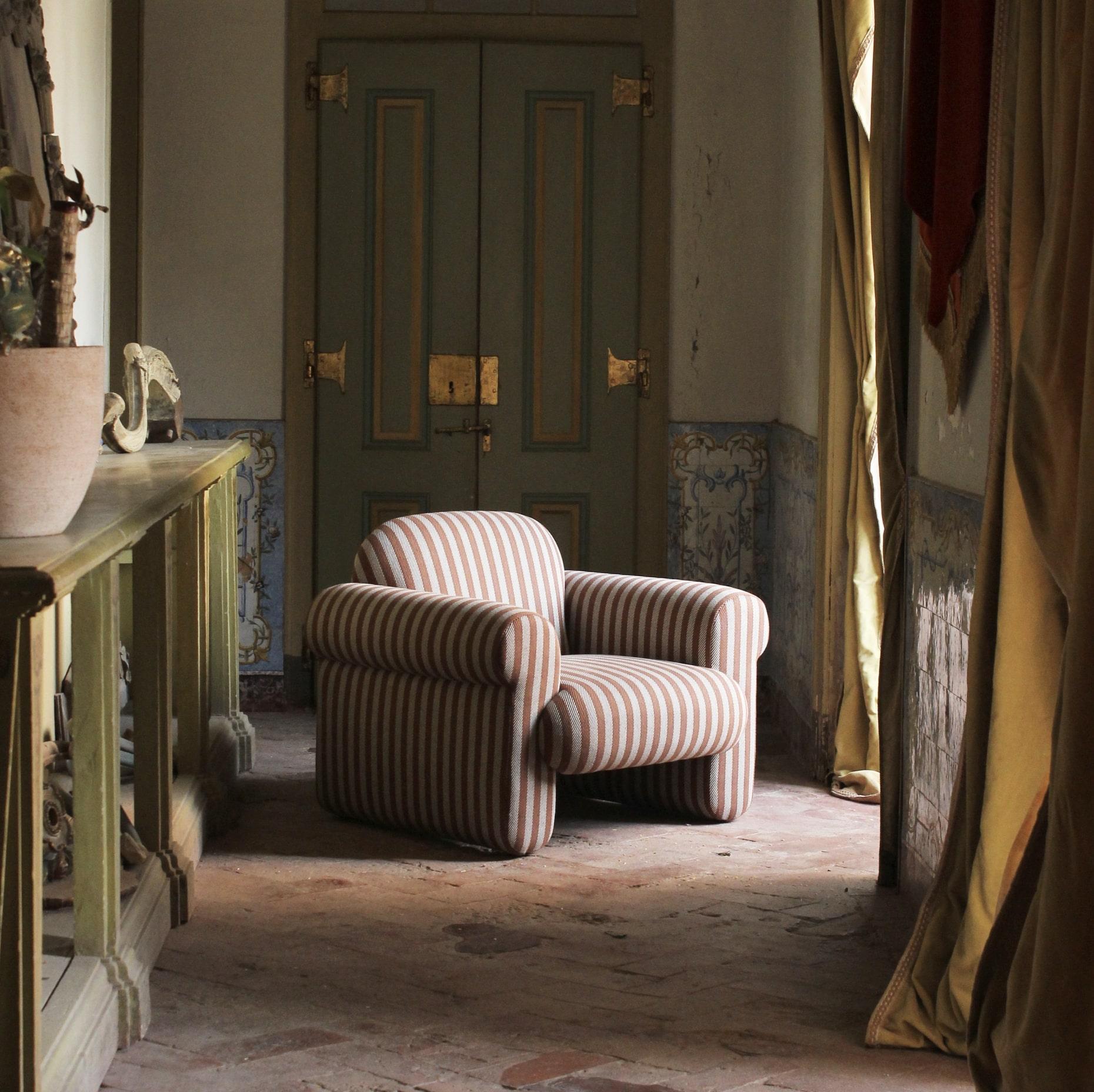 https://a.1stdibscdn.com/dooq-new-organic-modern-oscar-armchair-striped-in-yellow-and-brown-fabric-for-sale-picture-2/f_54242/f_438413621740745987032/Screenshot_2025_02_28_at_12_26_24_master.jpg