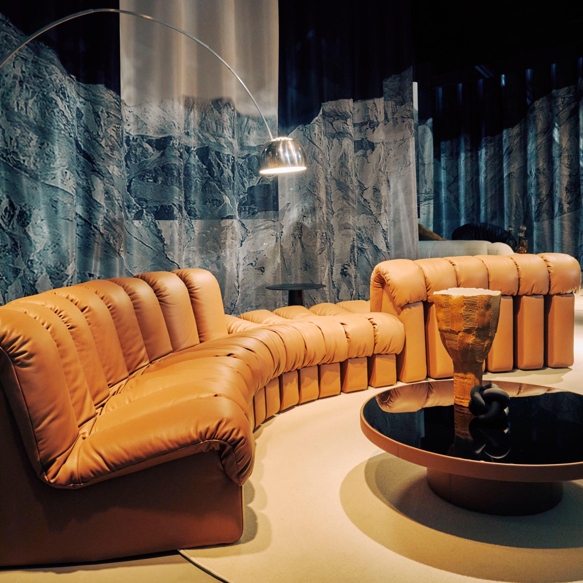 https://a.1stdibscdn.com/de-sede-ds-600-non-stop-shape-modular-sofa-in-white-leather-for-sale-picture-9/f_16392/f_484480121769097117603/SdM2023_deSede_DS_600_02_quadrat_1__master.jpg