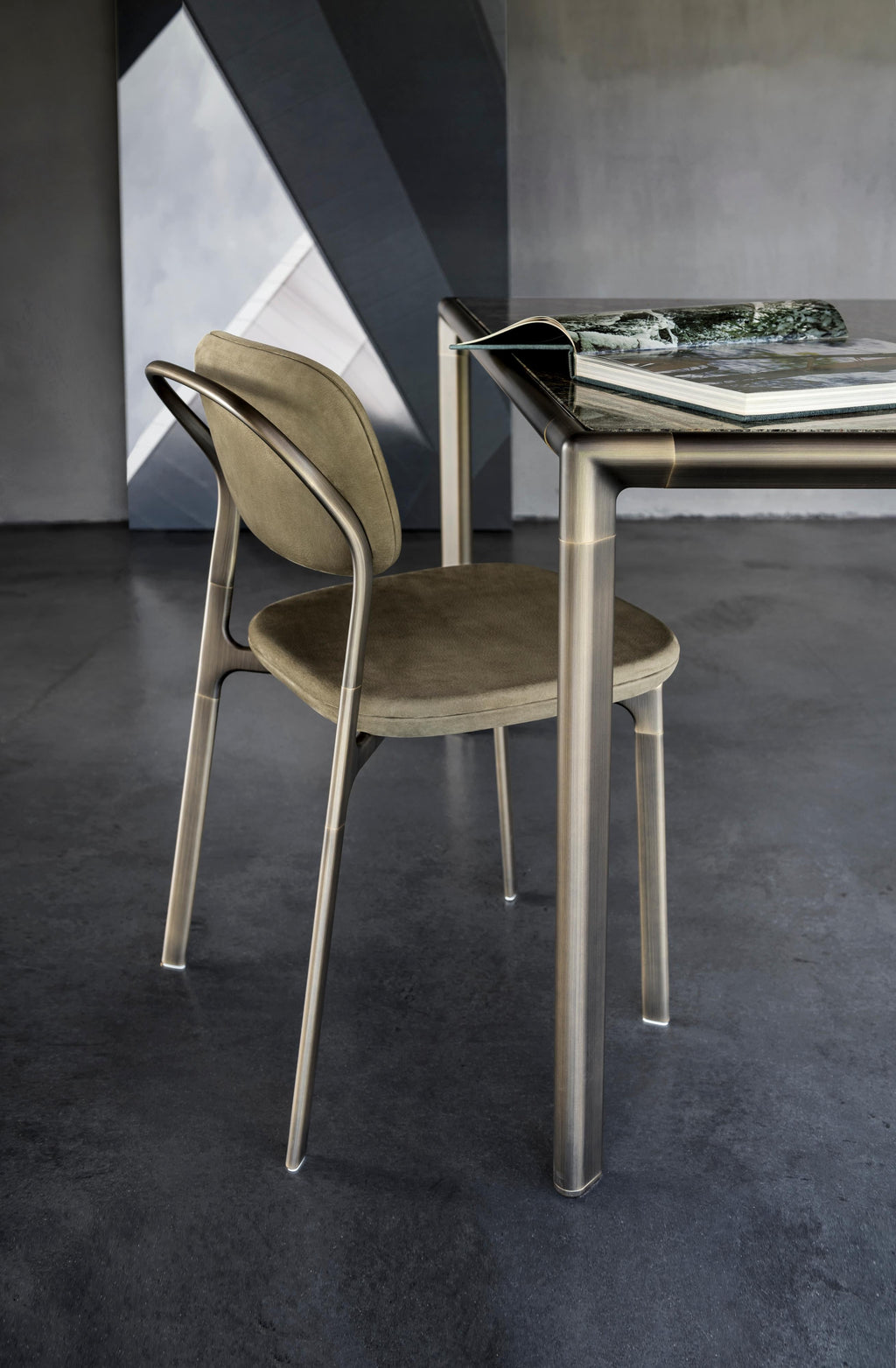 https://a.1stdibscdn.com/frame-medium-dining-table-with-calacatta-gold-marble-top-and-polished-brass-for-sale-picture-7/22569652/f_236817421620390745018/Sedia_Frame_dett13135_master.jpg