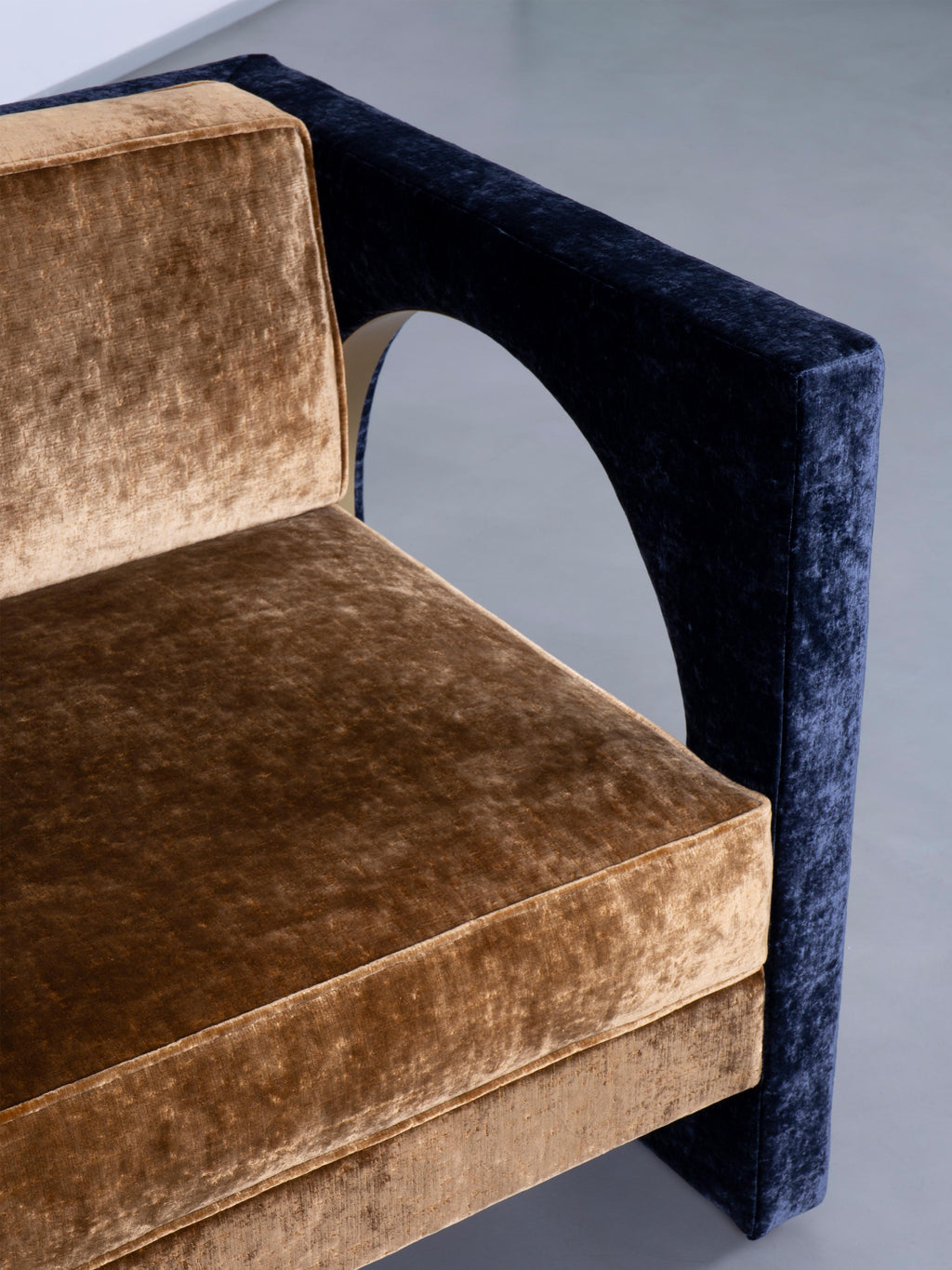 https://a.1stdibscdn.com/see-through-armchair-by-pierre-gonalons-misia-fabric-paradisoterrestre-edition-for-sale-picture-10/f_84302/f_337438921681205469770/See_Through_armchair_by_Pierre_Gonalons_detail01_master.jpg