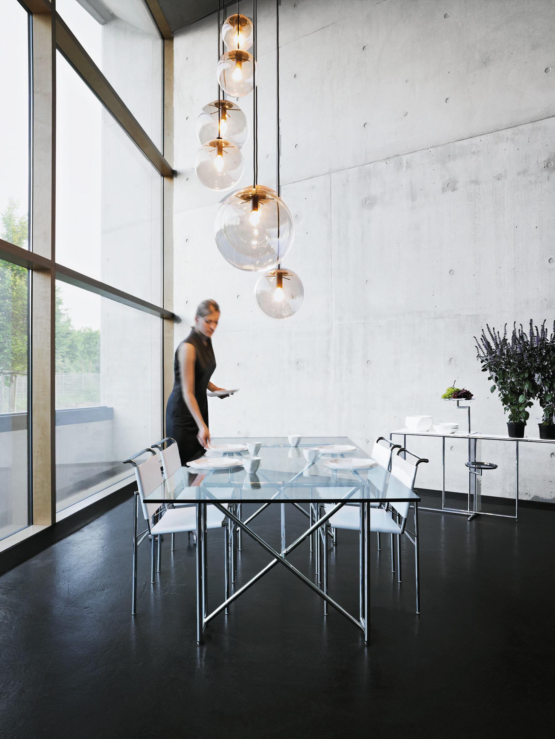 https://a.1stdibscdn.com/classicon-roquebrune-chair-in-black-with-chrome-legs-by-eileen-gray-for-sale-picture-7/12330573/f_138515611551436595264/Seelen_DoubleX_Roquebrune_Rivoli_Selene_People_2_1__master.jpg