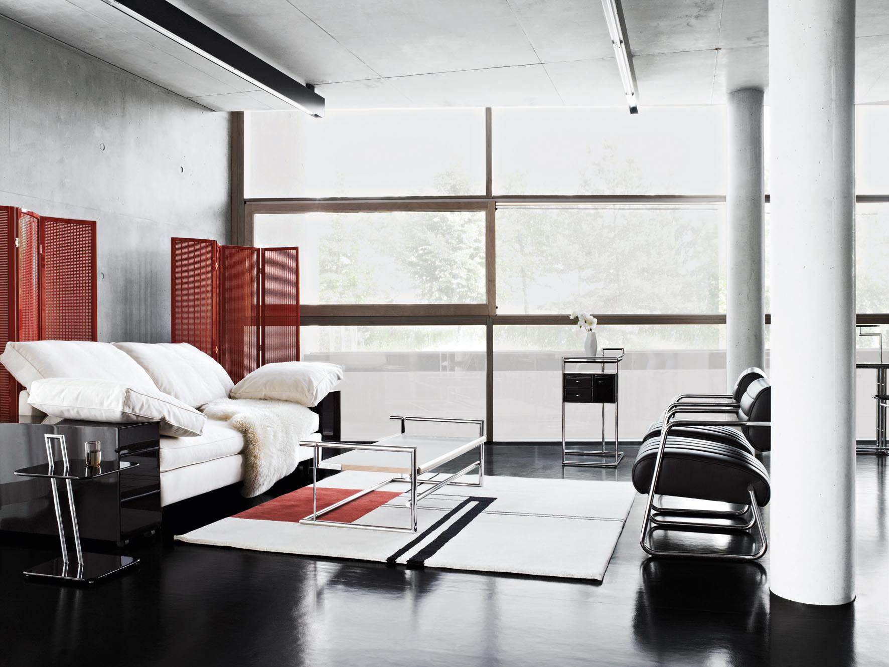 https://a.1stdibscdn.com/classicon-bonaparte-chair-in-white-leather-by-eileen-gray-for-sale-picture-6/12330573/f_138499411551428634010/Seelen_Menton_Bonaparte_PetiteCoiffeuse_FoldingScreen_Lota_OccasionalTable_WendingenTeppich_2_5__master.jpg