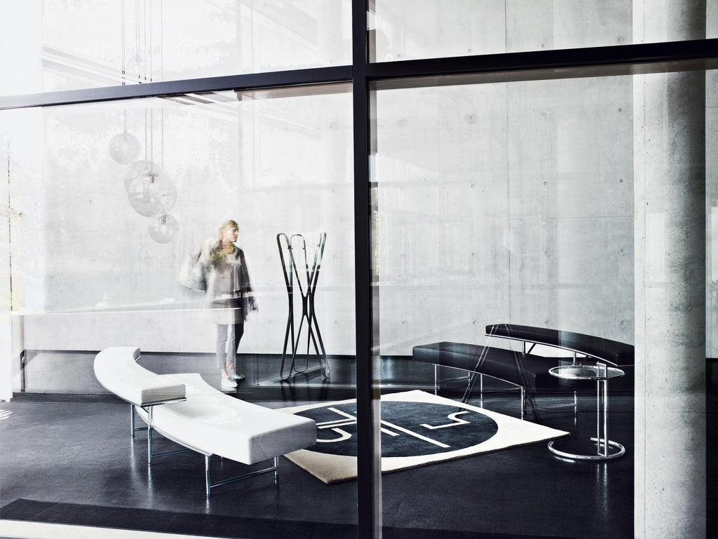 https://a.1stdibscdn.com/classicon-monte-carlo-sofa-in-leather-chrome-by-eileen-gray-for-sale-picture-4/12330573/f_138515811551436532984/Seelen_MonteCarlo_StTropezTeppich_E1027_Saturn_People_master.jpg