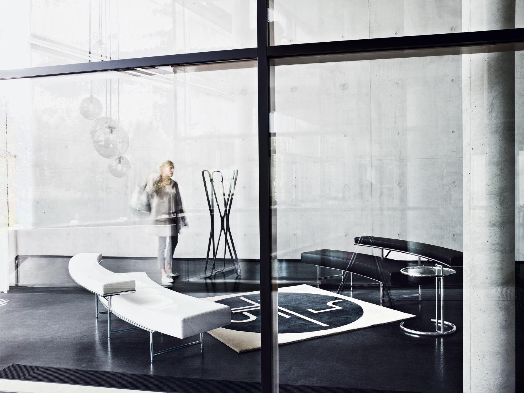 https://a.1stdibscdn.com/classicon-monte-carlo-sofa-in-leather-chrome-by-eileen-gray-for-sale-picture-4/12330573/f_138515811551436532984/Seelen_MonteCarlo_StTropezTeppich_E1027_Saturn_People_master.jpg