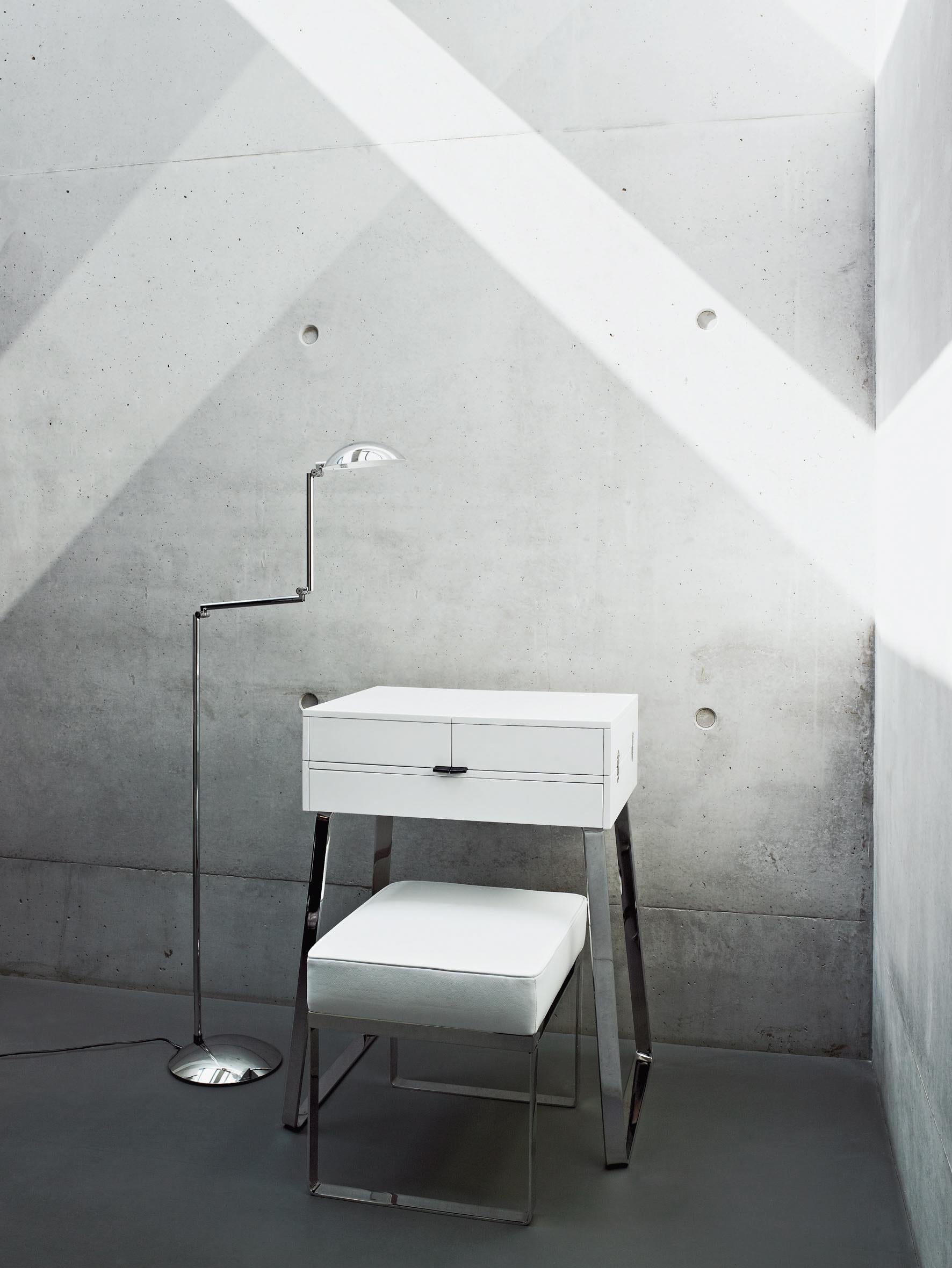 https://a.1stdibscdn.com/classicon-banu-stool-in-black-by-eckart-muthesius-for-sale-picture-3/12330573/f_138501911551430262992/Seelen_Zelos_Orbis_Banu_master.jpg
