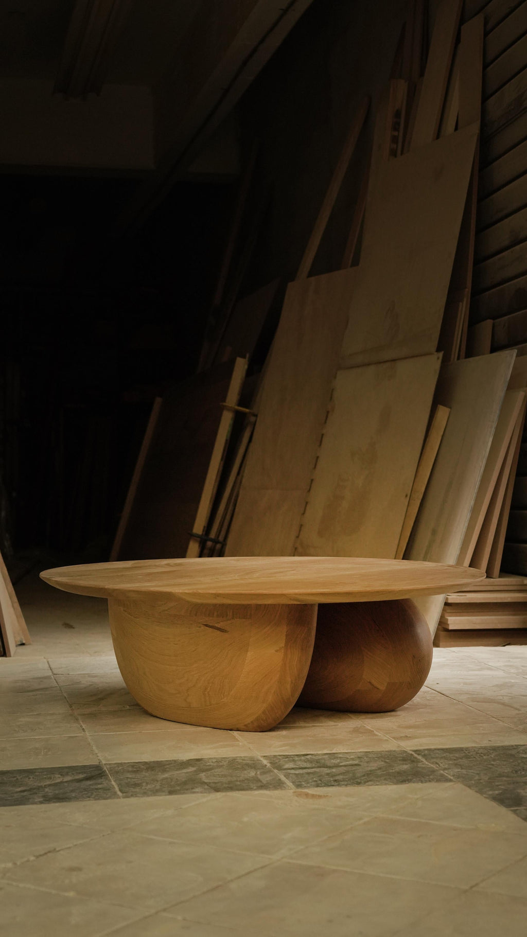 https://a.1stdibscdn.com/sereno-center-table-serie-3-by-nono-minimalist-design-with-pebble-legs-for-sale-picture-2/f_39563/f_493160521774051939674/Sereno_03_Coffee_Table_Design_by_NONO_1_master.jpg