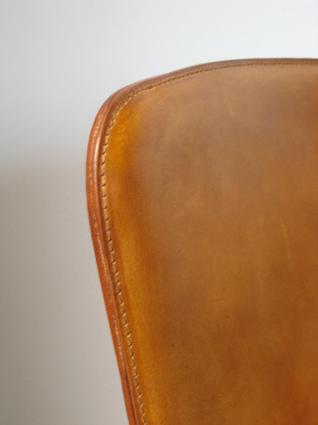 https://a.1stdibscdn.com/shell-chair-leather-upholstery-and-wood-base-for-sale-picture-4/f_71162/f_307570421665183811280/Shell_Chair_Detail_3_o_master.jpeg