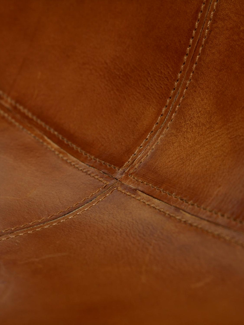https://a.1stdibscdn.com/shell-chair-leather-upholstery-and-wood-base-for-sale-picture-5/f_71162/f_307570421665183810905/Shell_Chair_Detail_o_master.jpg