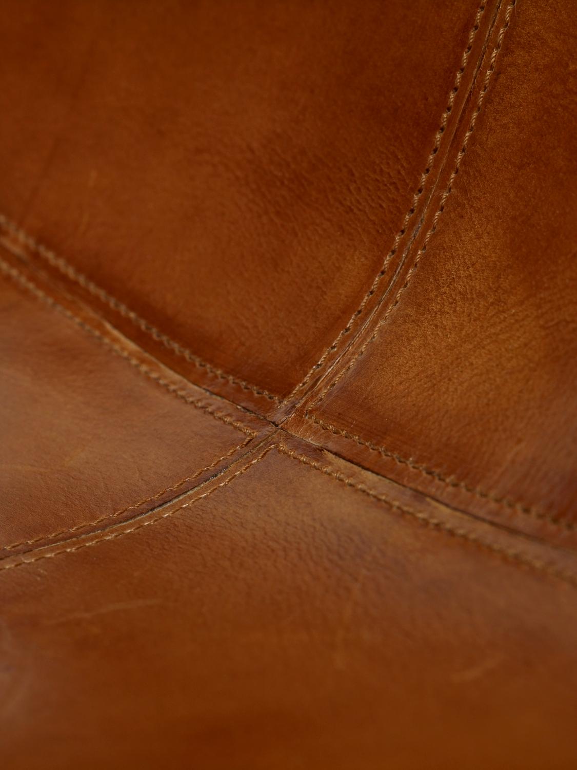 https://a.1stdibscdn.com/shell-chair-leather-upholstery-and-wood-base-for-sale-picture-5/f_71162/f_307570421665183810905/Shell_Chair_Detail_o_master.jpg