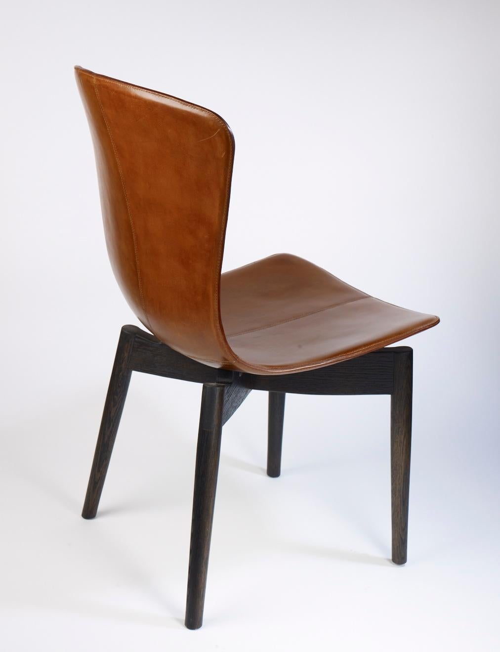 https://a.1stdibscdn.com/shell-chair-leather-upholstery-and-wood-base-for-sale-picture-3/f_71162/f_307570421665183810711/Shell_chair_v12_o_master.jpg