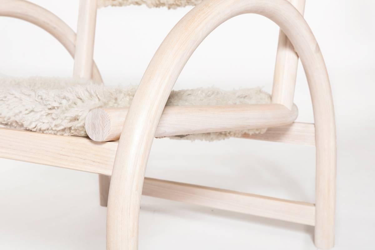 https://a.1stdibscdn.com/archivesE/upload/f_31443/f_91652311511468538813/Shepherd_Chair_wht_wood_natural_wool_arm_detail_lores_master.jpg