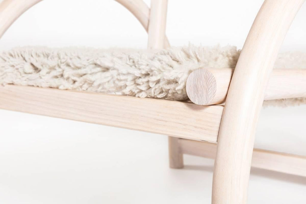https://a.1stdibscdn.com/archivesE/upload/f_31443/f_91652311511468538531/Shepherd_Chair_wht_wood_natural_wool_seat_detail_lores_master.jpg